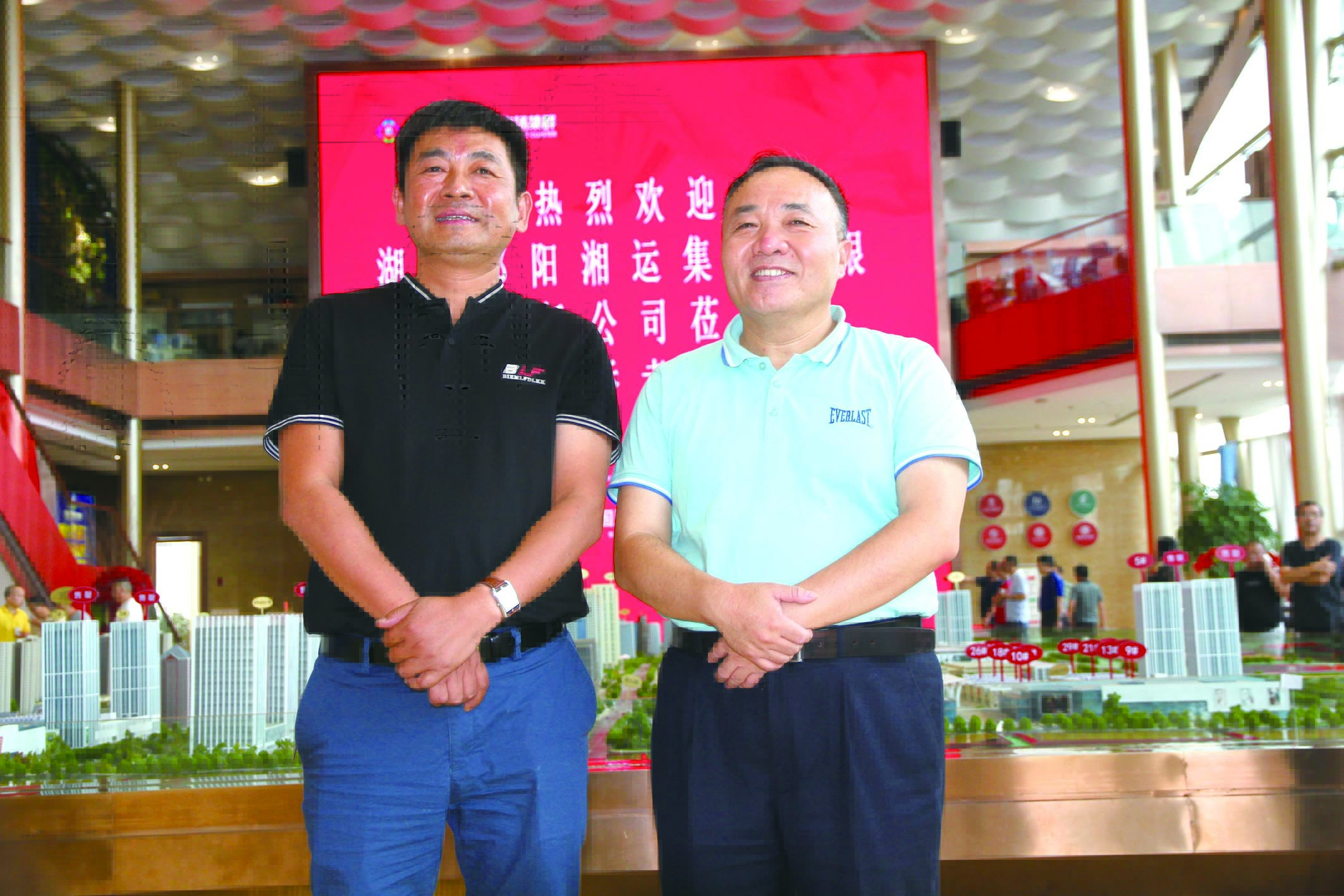 傅勝龍董事長（右）在長沙會見王宏波董事長（左）。