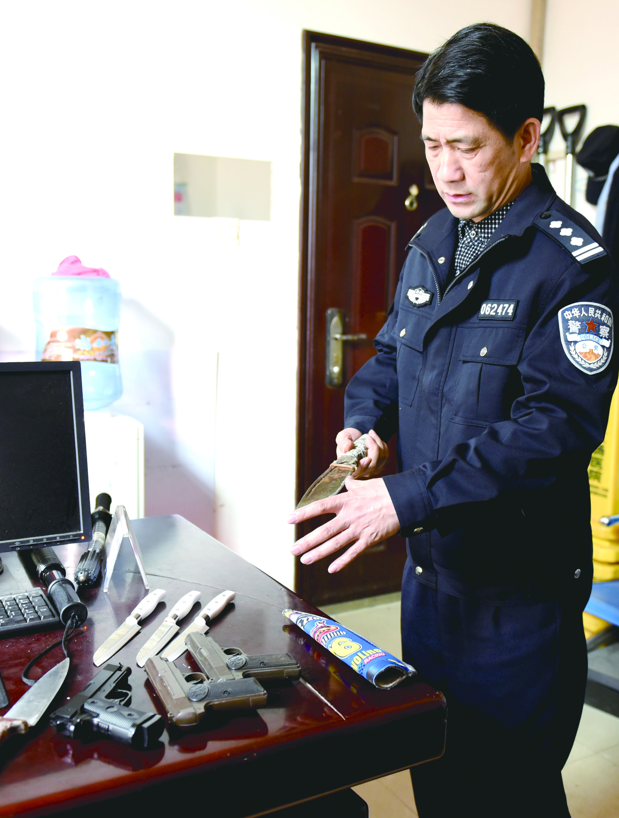 3月12日，邵東汽車西站警務(wù)室民警正在對所查獲的違禁品進(jìn)行清點(diǎn)