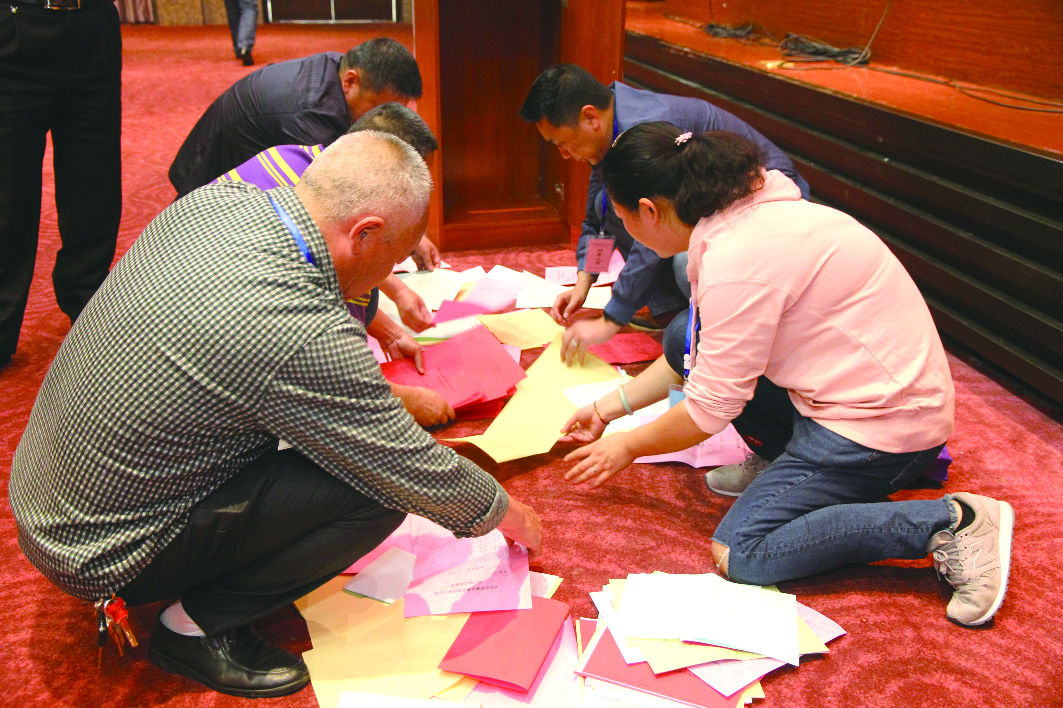圖為工作人員在仔細(xì)清理選票。