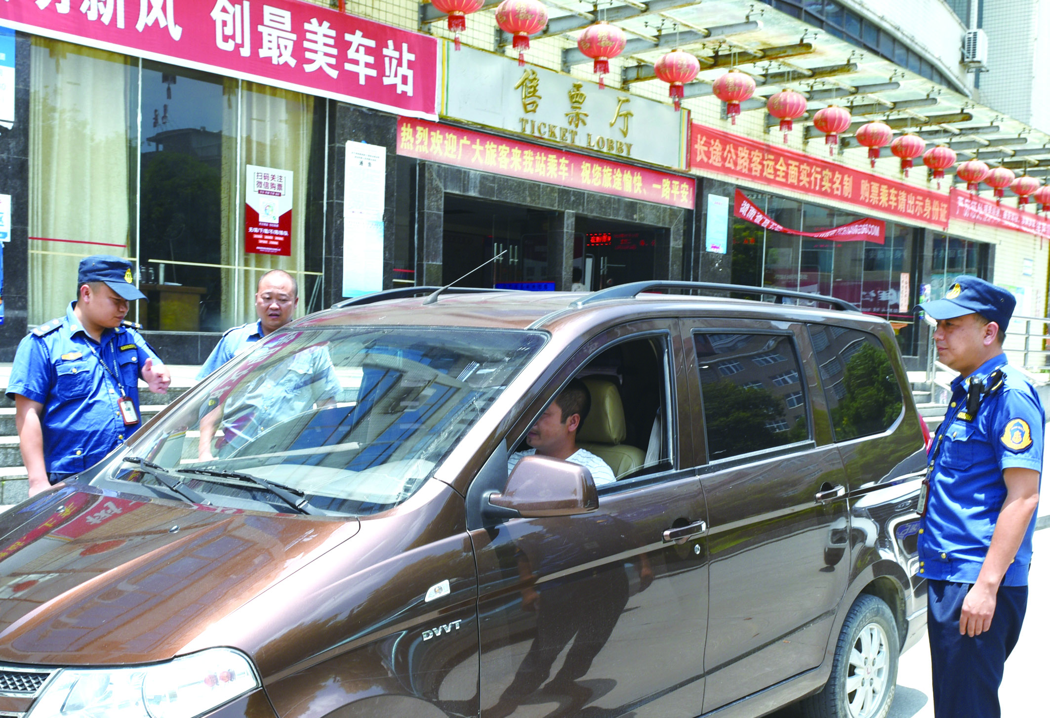 7月10日，洞口縣黃橋鎮(zhèn)副鎮(zhèn)長(zhǎng)謝揚(yáng)標(biāo)（右）在黃橋汽車站檢查營(yíng)運(yùn)客車安全檢查情況。近段時(shí)間以來(lái)，黃橋汽車站全面排查交通安全等方面存在的安全隱患，并及時(shí)予以整改到位，做到防患于未然，確保安全生產(chǎn)工作萬(wàn)無(wú)一失。據(jù)了解，今年上半年已消除交通安全隱患10余起。  李祖冠    攝影報(bào)道 