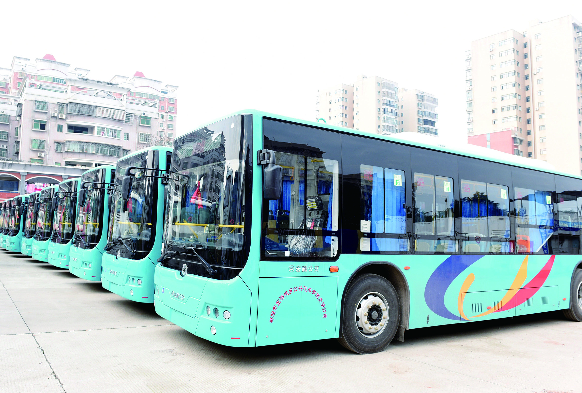 2月26日，筆者在宏騰城鄉(xiāng)公共汽車公司偌大的停車坪見到，其30輛公交車輛成一字型排列整裝待發(fā)。