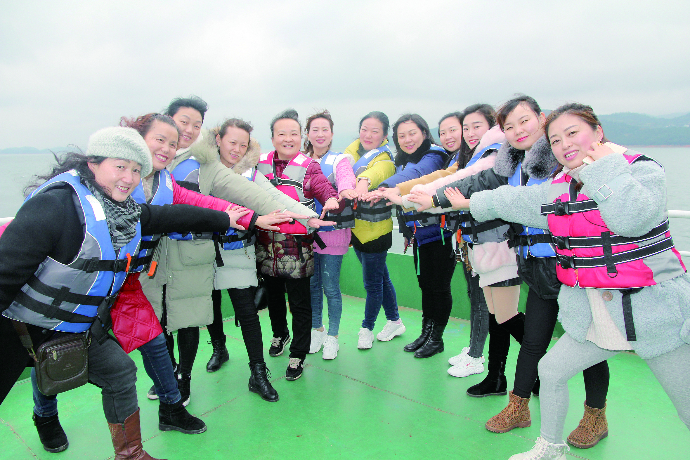 圖為女員工們在誓言：“我為邵陽湘運(yùn)加油，我與邵陽湘運(yùn)共存。”  李高雄  攝影報(bào)道