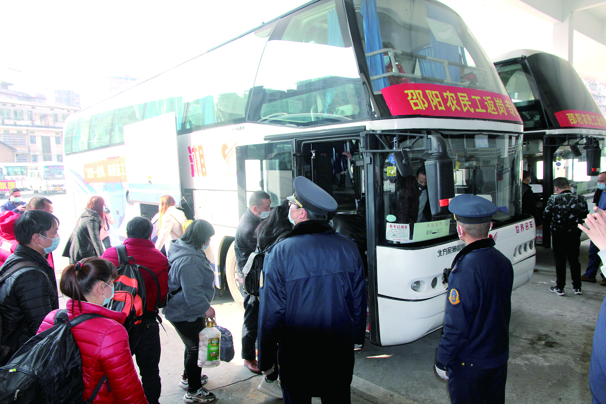 39名邵陽(yáng)籍農(nóng)民工坐專車(chē)返崗 （李高雄報(bào)道）