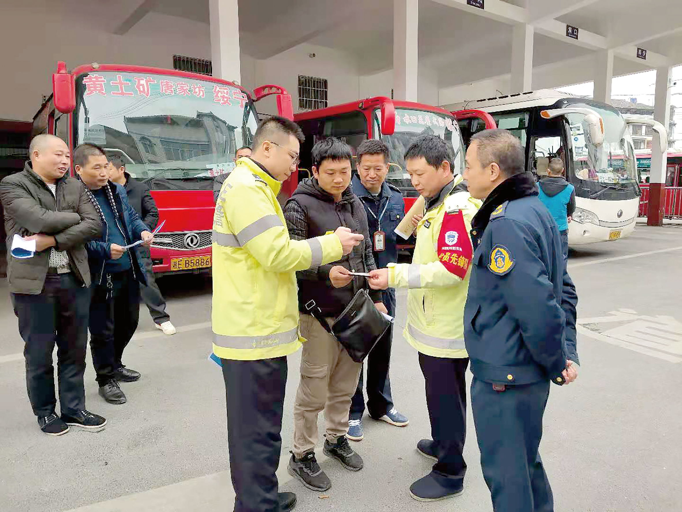 12月2日是全國交通安全日。當天上午10時，綏寧分公司汽車總站舉行“知危險會避險、安全文明出行——關(guān)注農(nóng)村交通安全、暢行美麗鄉(xiāng)村”122交通安全日主題宣傳活動。 ? 此活動用生動的事例教育廣大從業(yè)人員樹立美麗鄉(xiāng)村安全暢行責任意識、服務(wù)意識，進一步增強廣大從業(yè)人員安全事故的防范意識、辨別意識，緊急避險應(yīng)急處理方法。 省高速交警綏寧大隊、綏寧縣運管所等負責人到活動現(xiàn)場進行指導(dǎo)。  劉永松